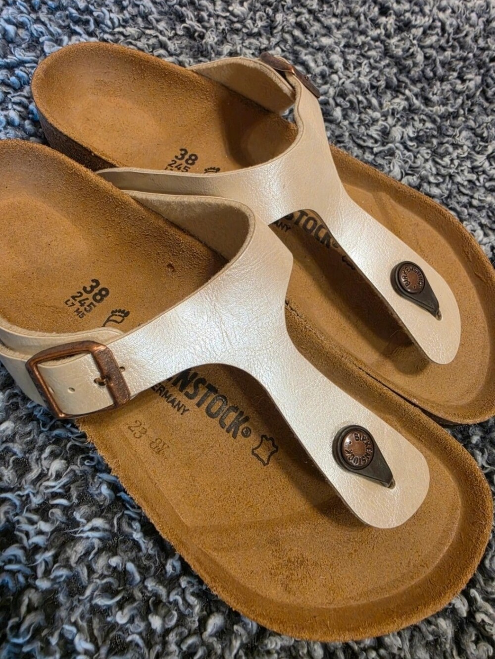 NEW Birkinstock Gizeh Sandals in Champagne Gold
